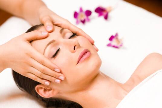 Natürlich schön Kosmetik-Behandlungen natürlich schön "Zeit für mich"  -  ganzheitliche Gesichts-& Décolltébehandlung (FOLGEBEHANDLUNG) mit Reinigung, Peeling, Augenbrauenkorrektur, Bedampfung, Ausreinigung, Gesichts-& Décolleté-Massage, Maske. Dauer: 90 min.