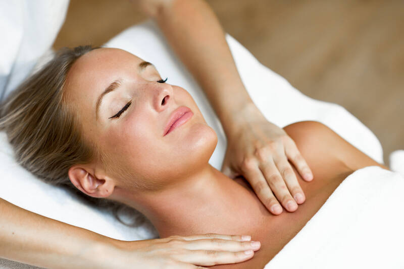 Natürlich schön Verwöhn-Pakete natürlich schön "Verwöhn-Paket deluxe"  -  ganzheitliche Gesichts-& Décolltébehandlung mit einem entspannendes Fußbad, erdender Fußmassage, Hautdiagnose, Reinigung, Peeling, Gesichtsmassage, Maske & Tages-Make-up. Dauer: 140 min.